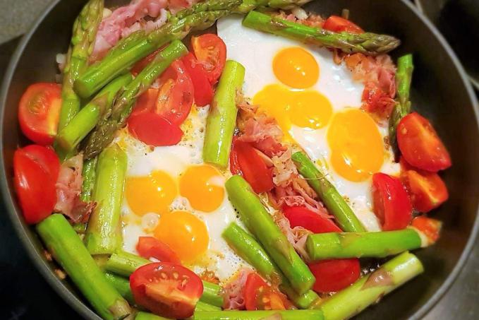 Chřest s rajčaty, pancettou a křepelčími vajíčky