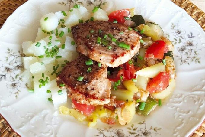 Restovaná vepřová kýta, vařená kedlubna, zeleninové ragú