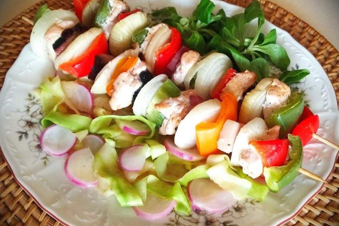 Ražniči a cuketové nudle s ředkvičkami