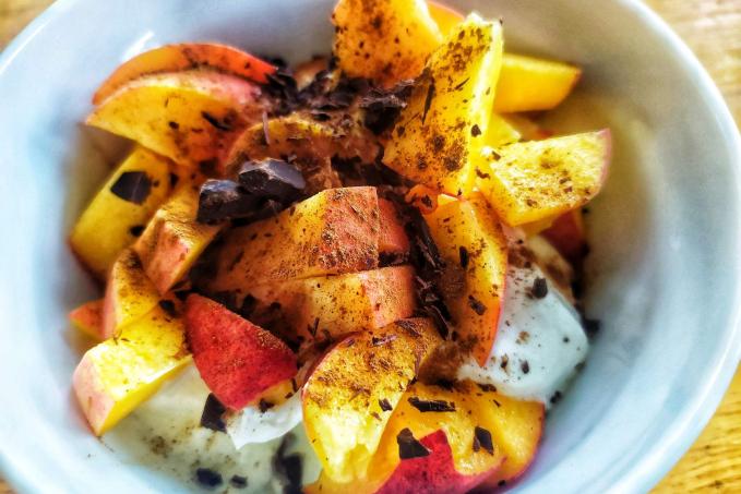 Bílý smetanový jogurt s ovocem a skořicí