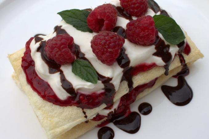 Listovaný bílkový dezert s malinami