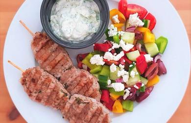 Kofty z krůtího masa s řeckým salátem a tzatziki