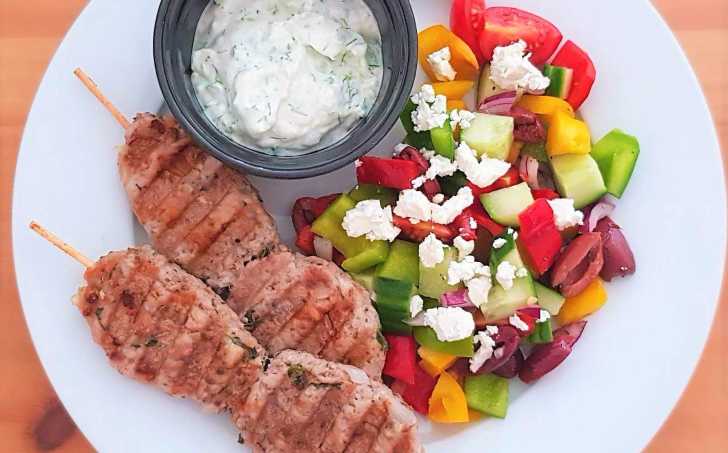 Kofty z krůtího masa s řeckým salátem a tzatziki