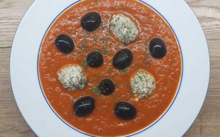 Polévka z pečené zeleniny se sýrovými knedlíčky a olivami