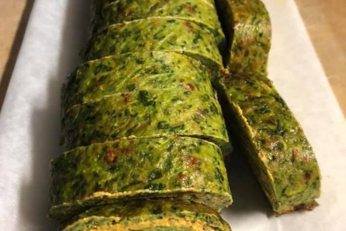 Cuketovo špenátová roláda se sušenými rajčaty