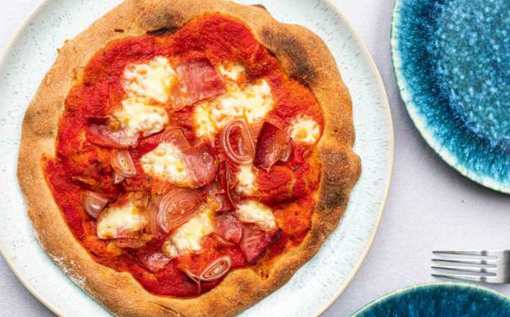 Domácí pizza s rajčatovým základem