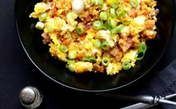 Smažená zeleninová „rýže“ s vejci a slaninou