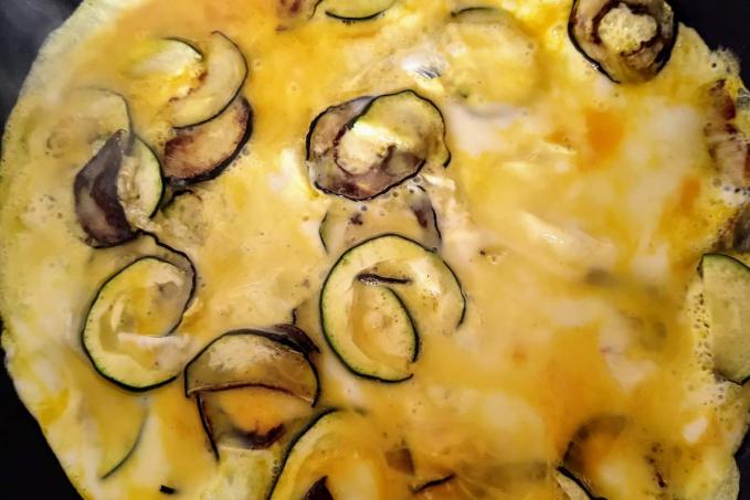 Omeleta s cuketou a mozzarellou