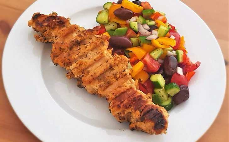 Souvlaki z krůtího masa s řeckým salátkem