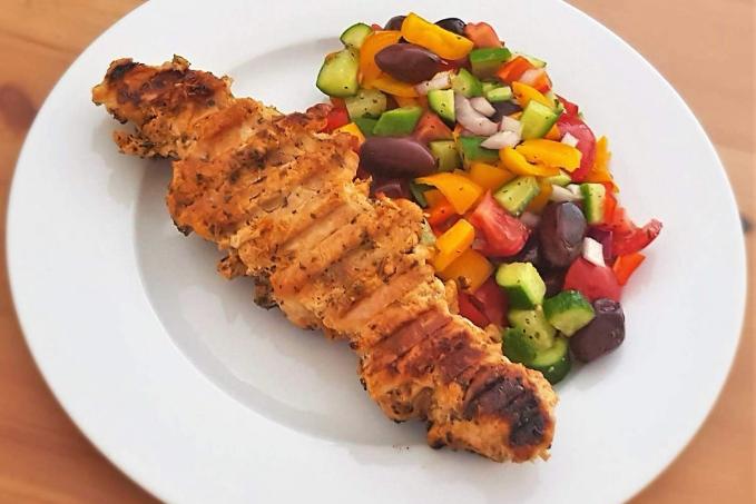 Souvlaki z krůtího masa s řeckým salátkem