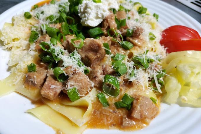 Krůtí perkelt s nudlemi, tvarohem a sýrem