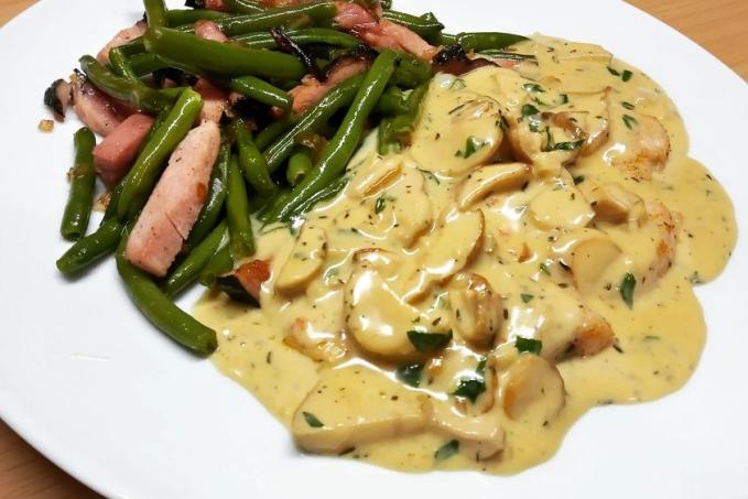 SMETANOVÁ HŘÍBKOVÁ OMÁČKA s KUŘECÍMI MEDAILONKY a SLANINOVÝMI FAZOLKAMI