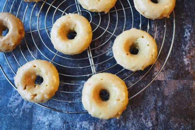 CUKETOVÉ DONUTY S KÁVOVOU POLEVOU