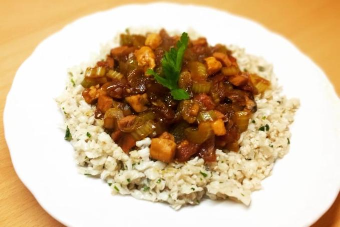 ZELENINOVÁ SMĚS s KUŘECÍM a UZENÝM MASEM, KVĚTÁKOVÁ RÝŽE