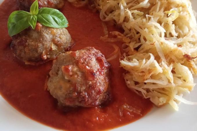 Kuličky z mletého masa se sýrem, rajská a kedlubnové špagetky