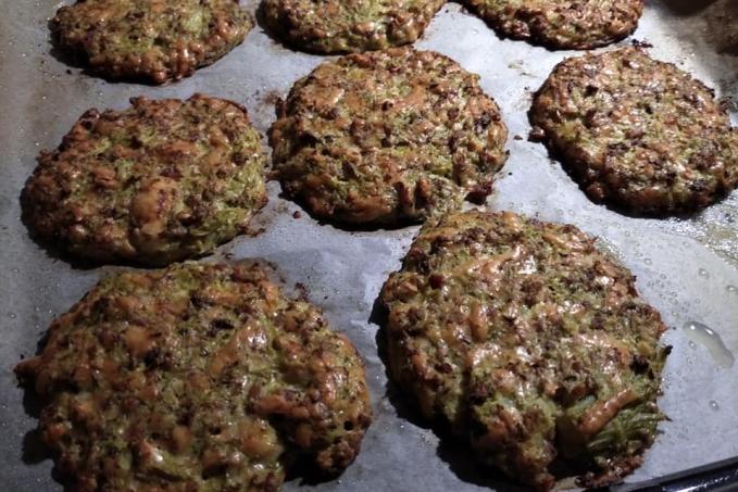 Brokolicové placičky s uzeným masem