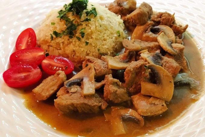 Vepřové maso na žampionech, květáková "rýže" - LC