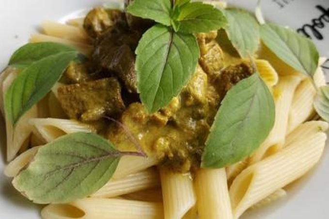 Krůtí kari omáčka s čerstvým zázvorem a kurkumou