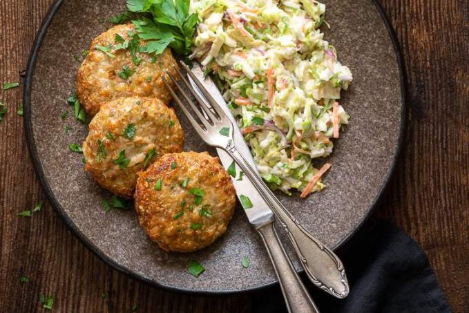 KAPUSTIČKOVÝ COLESLAW + KAPUSTIČKOVÉ KARBANÁTKY