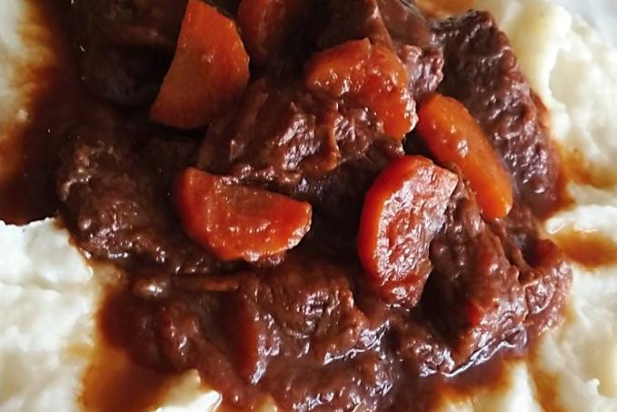Hovězí maso na bílém víně, mrkvi a rajčatech, květáková kaše - LC