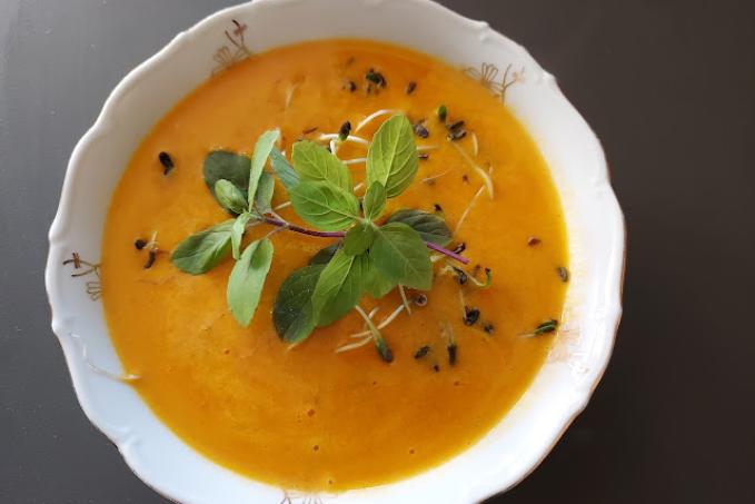 Dýňová polévka s muškátovým oříškem