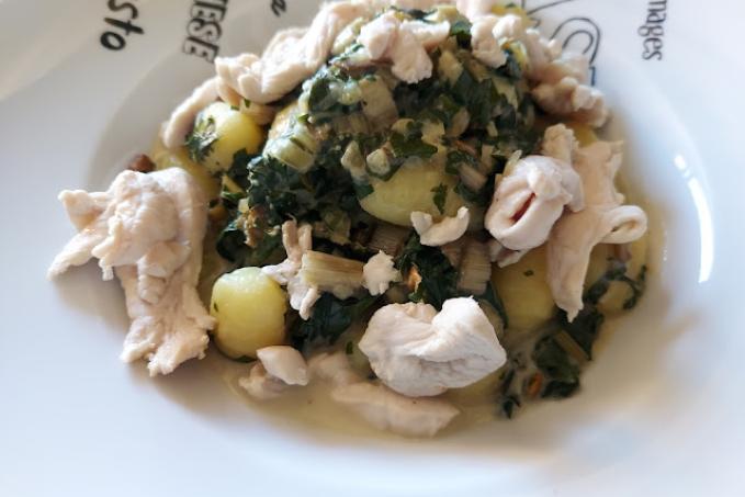 Bramborové noky s mangoldem, smetanou a pošírovaným kuřecím masem