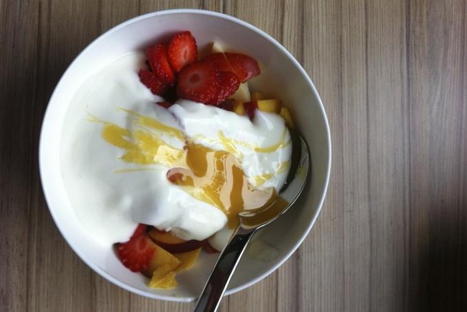 BÍLÝ JOGURT S JAHODAMI A MEDEM