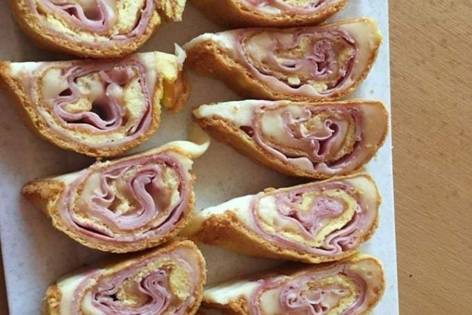 Oopsie roláda se sýrem a šunkou