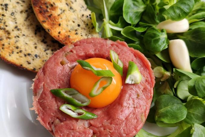 Tatarský biftek a mandlový chléb (z mikrovlnky)