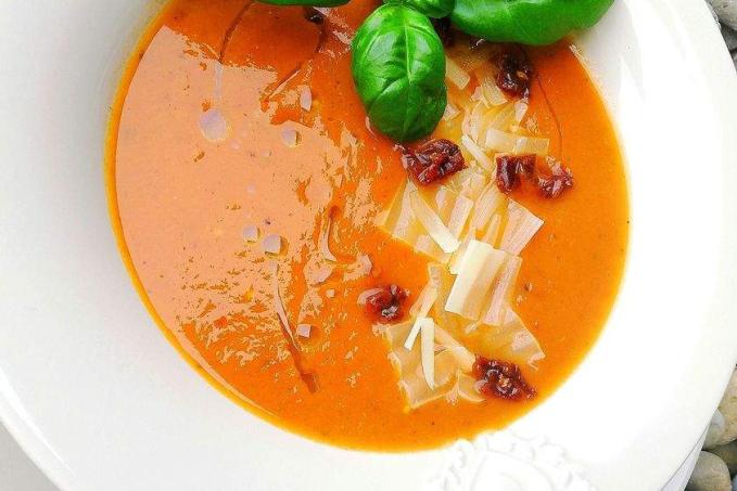 Polievka z pečených rajčin