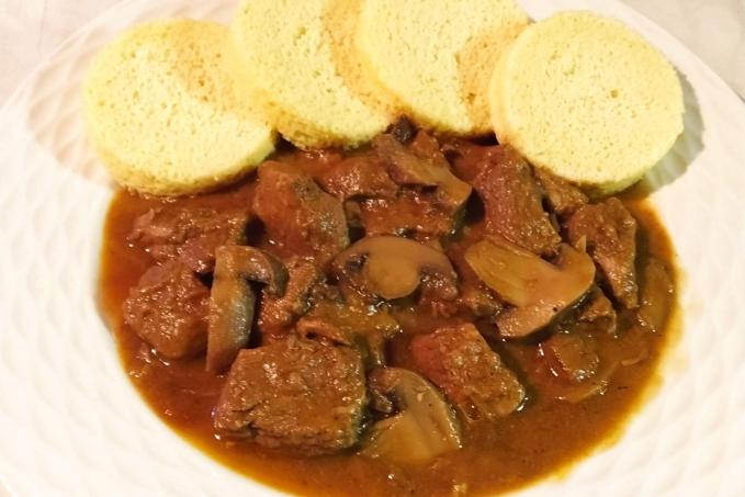 Vepřové maso na česneku a žampionech, mandlový knedlík - LC