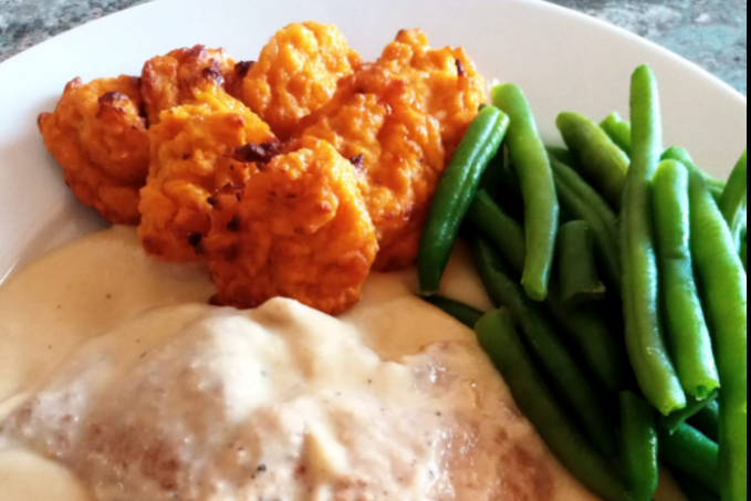 Dýňové noky, fazolky a kotleta s cuketovou omáčkou s hermelínem