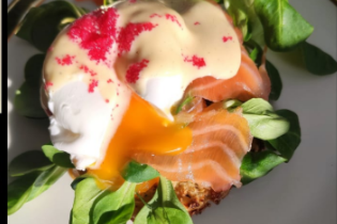 Ztracené vejce s holandskou omáčkou a lososem na zelné placce