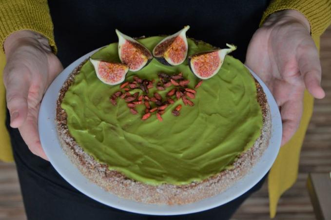 KOKOSOVO-KAKAOVÝ KOLÁČ S AVOKÁDOVÝM KRÉMEM