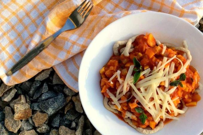 Masové nudle se zeleninovou omáčkou