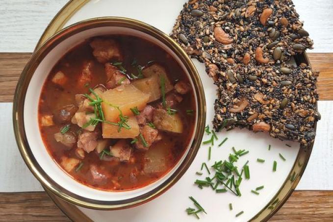 Gulášová polévka s uzeným masem a kedlubnou, hrstkové semínkove krekry