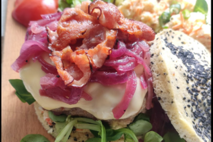 Hamburger s cibulovým "chutney" a coleslaw