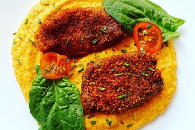 Pečený hovězí jazyk v krustě z lahůdkového droždí a parmazánu se zeleninovým pyré