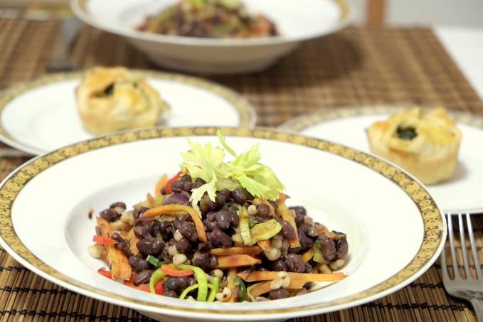 TEPLÝ ZELENINOVÝ SALÁT S ADZUKI FAZOLÍ A SLZOVKOU