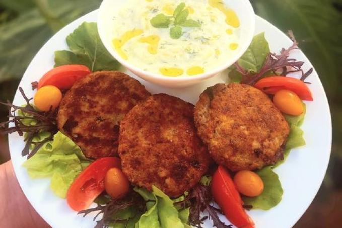 Karbanátky z mletého masa a cukety s tzatziki