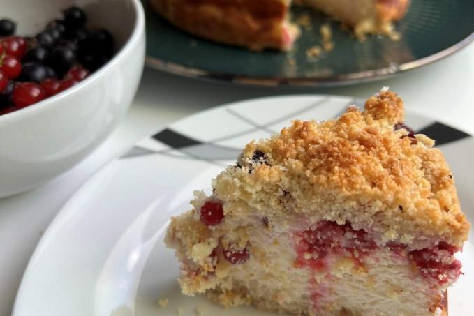 Drobenkový koláč s tvarohem a ovocem