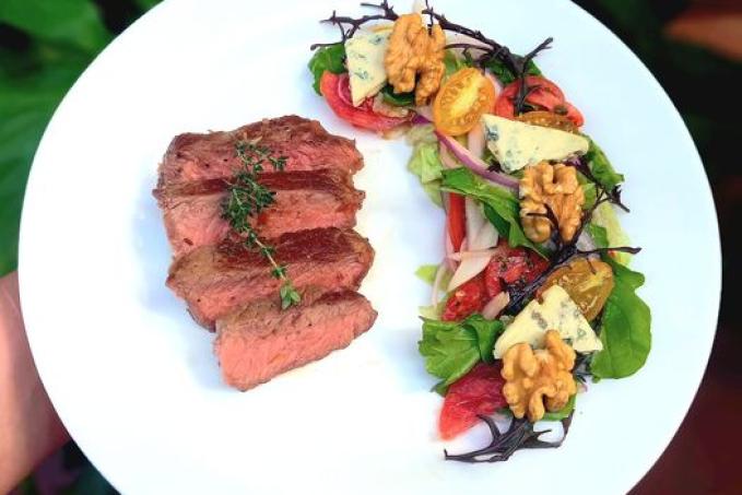 Hovězí steak a salátek s Roqueforem a vlašskými ořechy