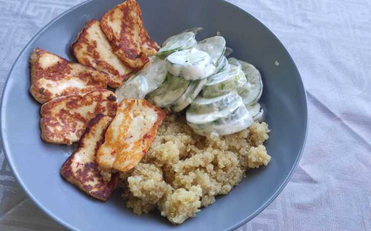 Halloumi sýr s okurkovým salátem a quinoou