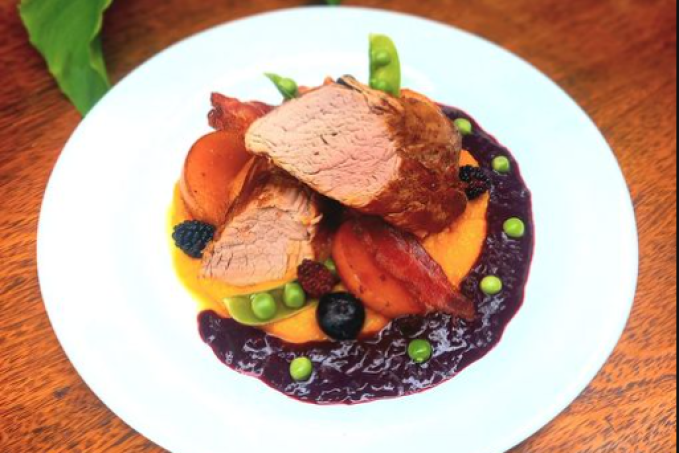 Vepřová panenka, dýňové pyré a omáčka z lesních plodů