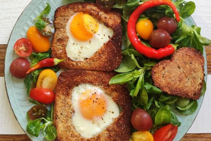 Lískooříškový toast s vejcem