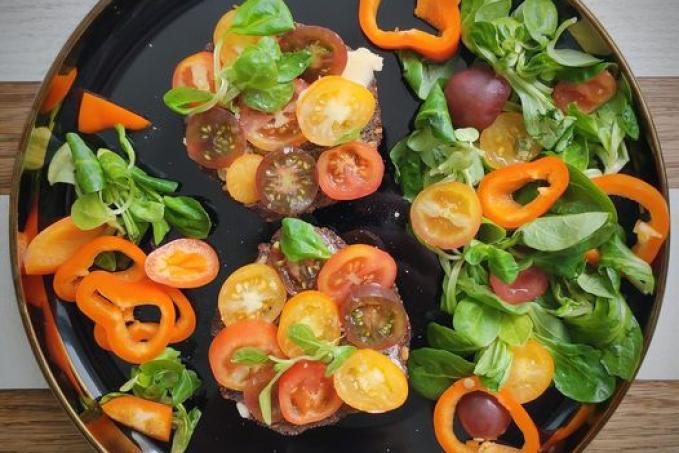 Chleba LC s máslem, rajčaty a solí