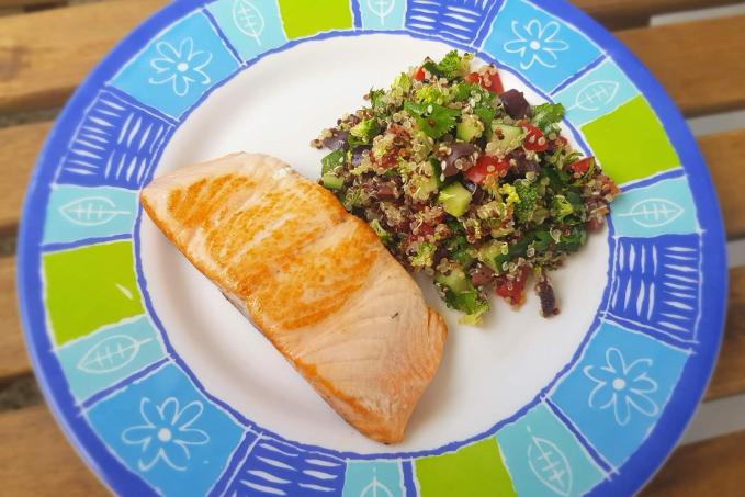 Losos se salátkem z quinoi