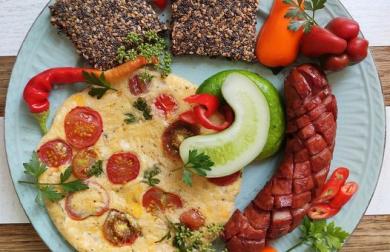 Vaječná omeleta s rajčaty, klobásou a semínkovými krekry