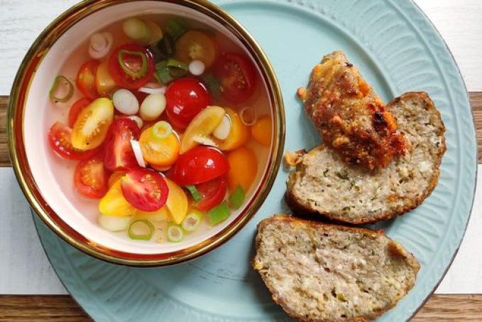 Sýrová sekaná a rajčatový salát