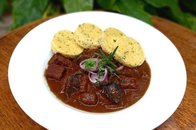 Hovězí maso na divoko s houbami a smetanovým knedlíkem